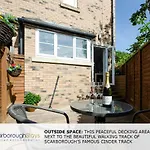 Candler - 3 Bedroom Townhouse With Parking - Patio Area & Seating Сasa de vacaciones Scarborough