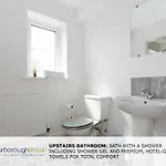 Prázdninový dům Candler - 3 Bedroom Townhouse With Parking - Patio Area & Seating Scarborough