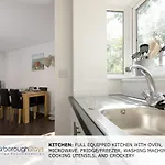 Prázdninový dům Candler - 3 Bedroom Townhouse With Parking - Patio Area & Seating