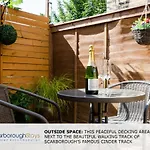 Candler - 3 Bedroom Townhouse With Parking - Patio Area & Seating Prázdninový dům Scarborough