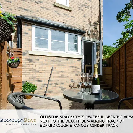 Candler - 3 Bedroom Townhouse With Parking - Patio Area & Seating Vakantiehuis Scarborough