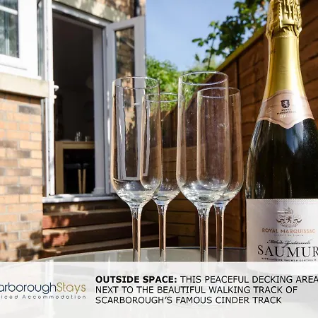 Candler - 3 Bedroom Townhouse With Parking - Patio Area & Seating Scarborough