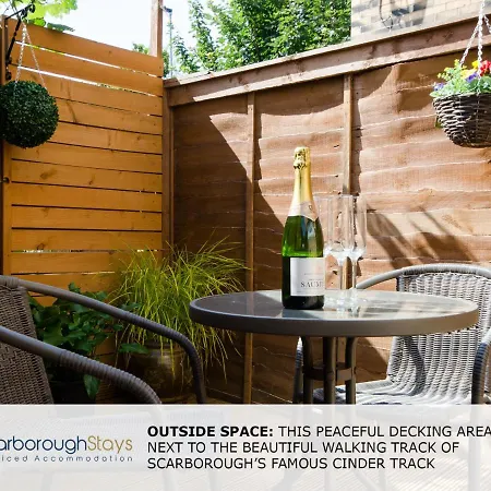 Candler - 3 Bedroom Townhouse With Parking - Patio Area & Seating Vakantiehuis Scarborough